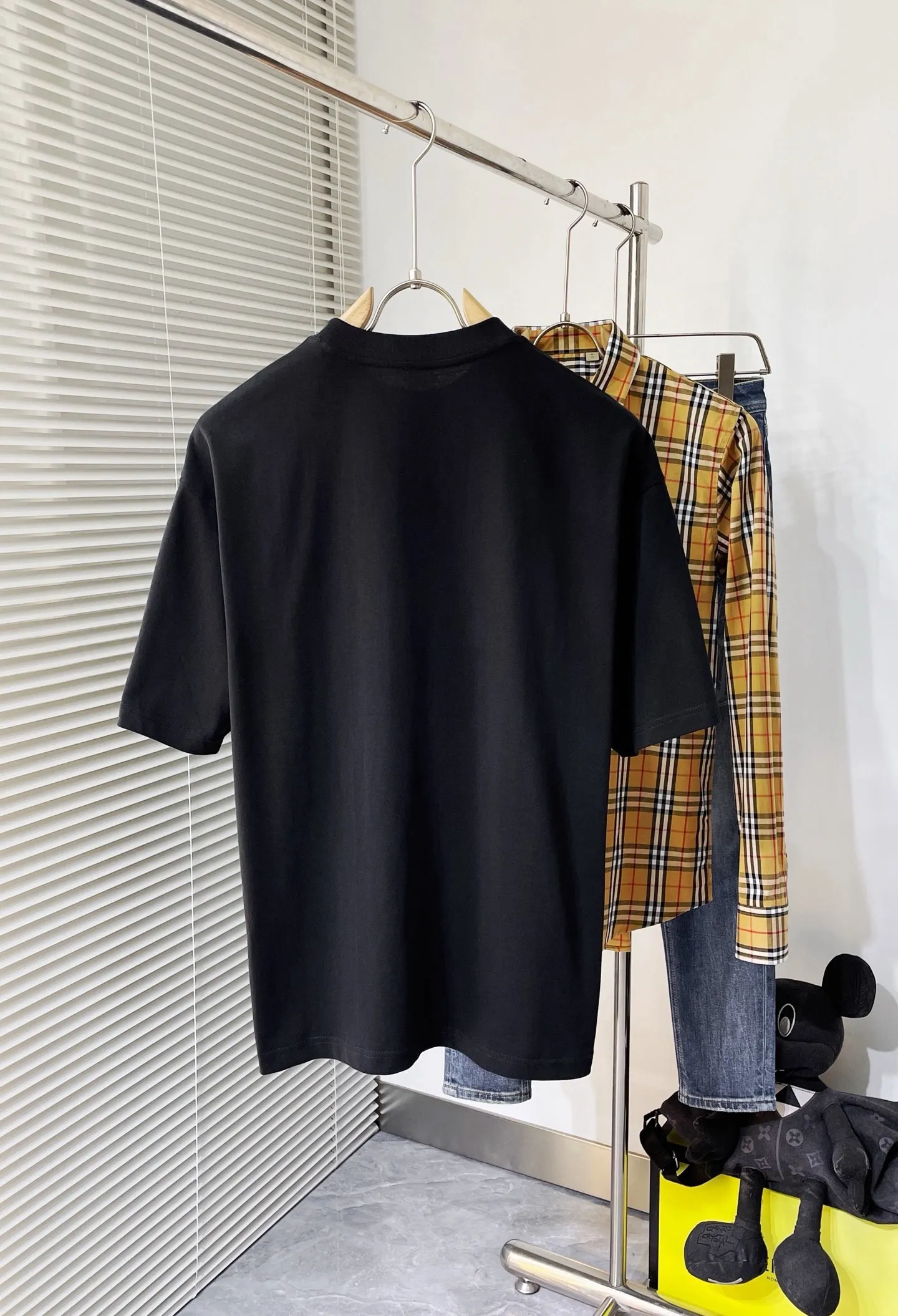 , LP🌟 The most New Arrival round neck short-sleeved couple's T-shirt in summer~~The custom-made pure cotton surface is extremely skin-friendly and comfortable. It feels very soft to the touch, with good texture and meticulous workmanship. It perfectly embodies the three-dimensional sense and conforms to the consistent design style of the brand. It is very good overall! This T-shirt is fashionable and can be worn alone as an inner layer! The effect on the upper body is great 👍 (all three standards) Color: Black White Sizes: S M L XL XXL